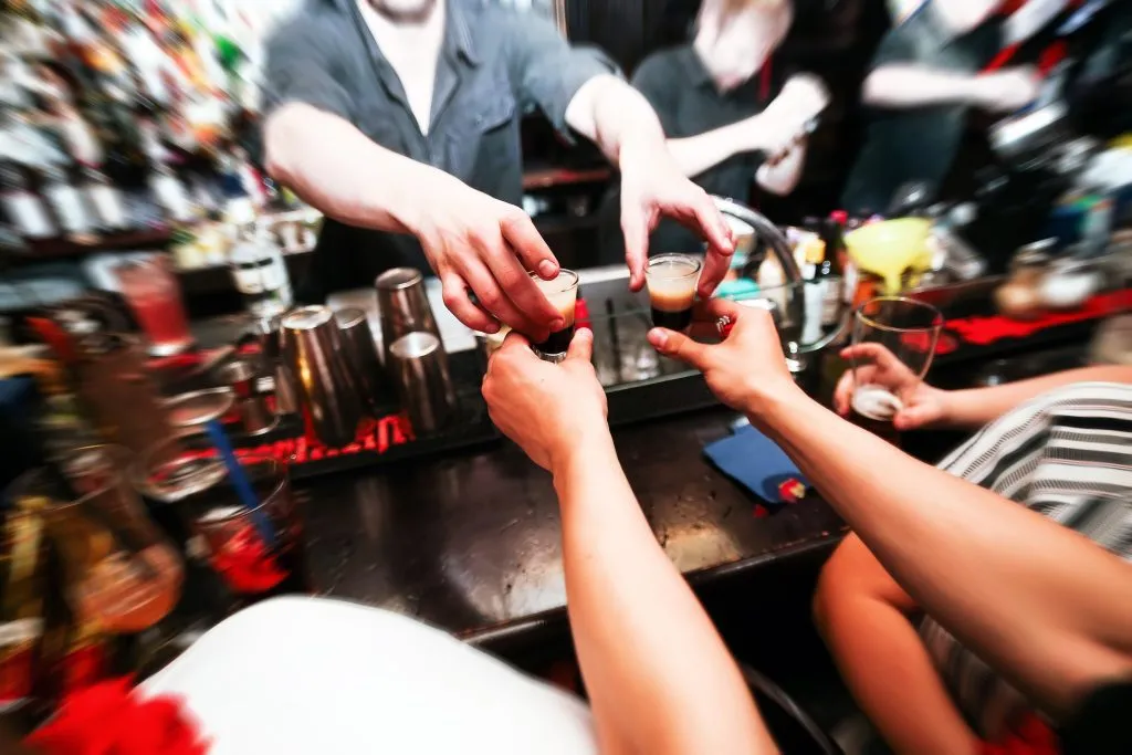 Serata alcolica guidata in un pub con shot